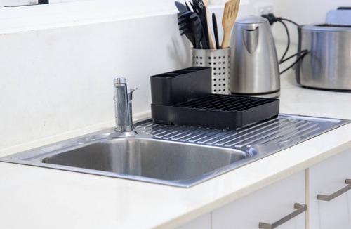 Bondi Beach Apartment | Bright Bondi Studio | 2 Min Walk to Beach, Bath, Full Kitchen, Sleeps 4