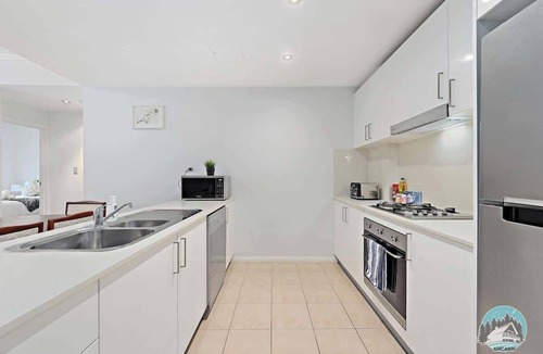 Turramurra Apartment | Bright Turramurra Apt Walk to Train & Shops