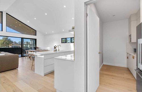 Broulee House | Broulee retreat across road from beachfront, pool, 5min walk to local shops.