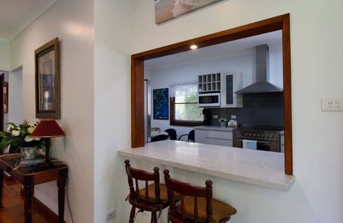 Huskisson House | Burrill's Cedar Cottage by Book Jervis Bay - Walking Distance to Water