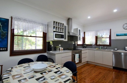 Huskisson House | Burrill's Cedar Cottage by Book Jervis Bay - Walking Distance to Water