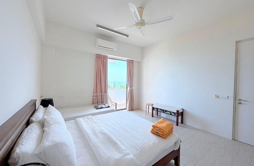 Batu Ferringhi Apartment | By The Sea Direct Seaview n Pool view#B53