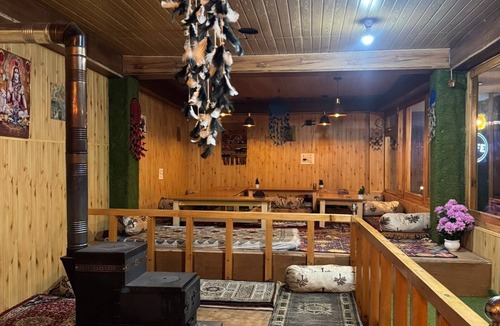 Kullu Hotel | Cafe Kush Tosh And Stay