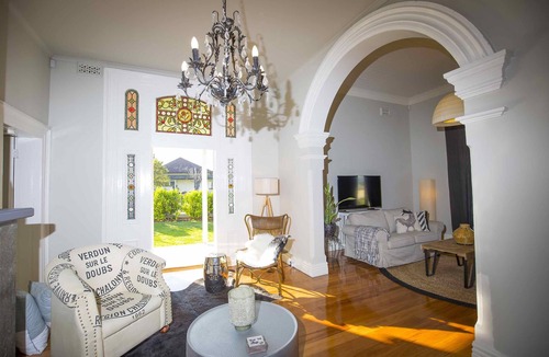 Cessnock Cottage | Camellia Cottage - Beautiful 3 bedroom cottage with gorgeous gardens - stroll to local cafes!