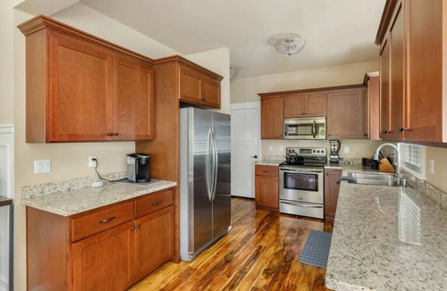 Enumclaw House | Camp Claw. AC, Garage Parking, Wash&Dry, Basecamp for Rainier, Crystal, Seattle