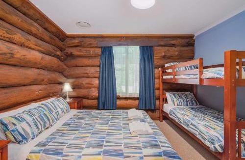 Canobolas House | Canobolas Mountain Four-Bedroom Log Cabin