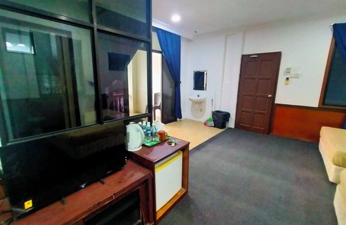 Kampung Batu Maung Hotel | Capital O 91118 Chalet Seri Idaman