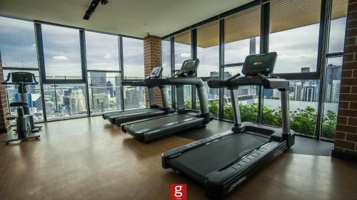 Golden Triangle Apartment | Ceylonz Suites KLCC Rooftop Infinity Pool KL Tower View