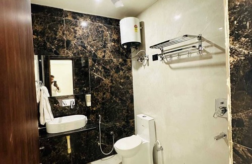 Taj Ganj Hotel | Charming 1-bedroom hotel in delightful Agra with AC and attached washroom