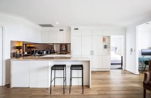 Milsons Point Apartment | Charming 3-Bedroom Apartment with Harbour View, 900m Stroll to Harbour Bridge