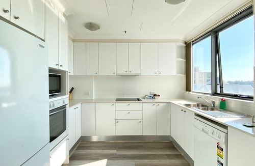 Milsons Point Apartment | Charming 3-Bedroom Apartment with Harbour View, 900m Stroll to Harbour Bridge