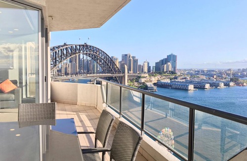 Milsons Point Apartment | Charming 3-Bedroom Apartment with Harbour View, 900m Stroll to Harbour Bridge