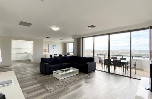 Milsons Point Apartment | Charming 3-Bedroom Apartment with Harbour View, 900m Stroll to Harbour Bridge
