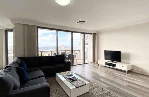 Milsons Point Apartment | Charming 3-Bedroom Apartment with Harbour View, 900m Stroll to Harbour Bridge