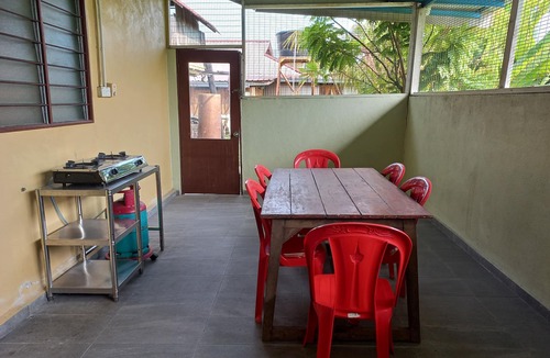 Shah Alam House | Charming 3-bedroom house with WiFi, AC, family-friendly in superb Shah Alam