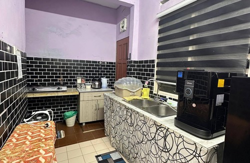 Banting House | Charming 3-bedroom house with WiFi, AC in nice Banting
