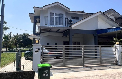 Semeling House | Charming 3-bedroom house with WiFi, AC & peaceful location in Bedong