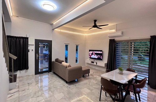 Semeling House | Charming 3-bedroom house with WiFi, AC & peaceful location in Bedong