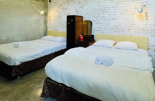 Taman Cempaka Cabin | Charming 4-bedroom lodge with AC and WiFi in fabulous Ipoh
