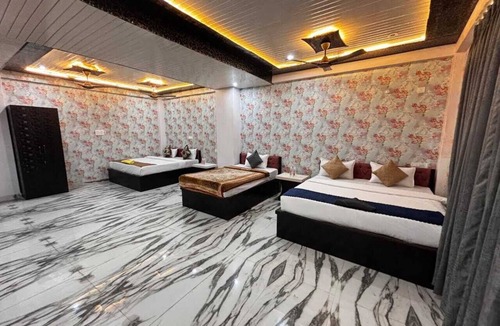 Varanasi Hotel | Charming bed & breakfast with 15 bedrooms and AC, WiFi in vibrant Varanasi