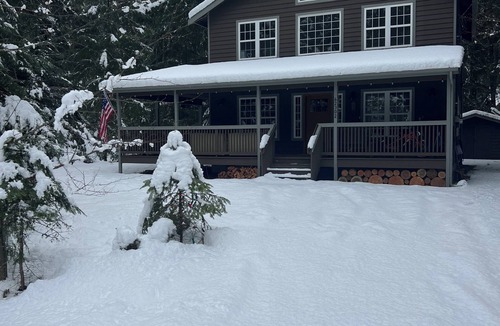 Enumclaw Cabin | Charming Cabin Getaway Near Hiking Trails & Ski Slopes