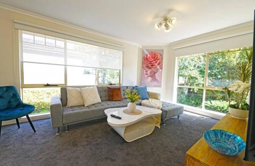 Ringwood House | Charming Convenient 2BR Compact House Ringwood