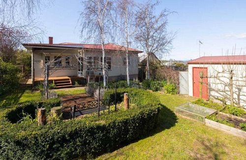 Devonport House | Charming Fig Tree Cottage with WiFi & Parking