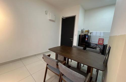 Kampung Bukit Dukong Apartment | Cheras trader square traders garden park 1 queen bed 2 single bed 1 car park