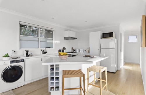 Dee Why Apartment | Chic Coastal 1-Bedroom Home with Balcony & BBQ