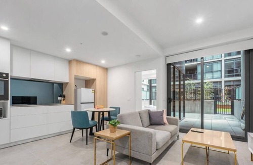 Lyneham Apartment | Chic Modern 1-Bedroom Apartment | Gym | Parking