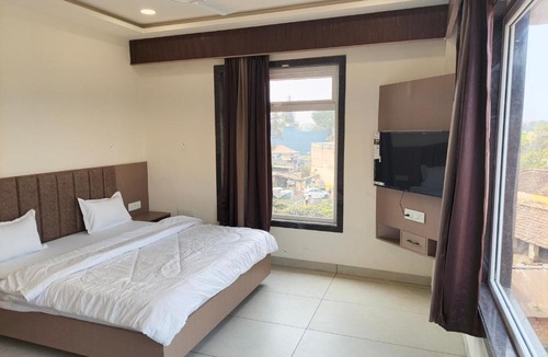 Sagar Hotel | City Palace Sagar