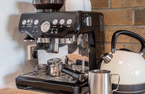 Clayfield Apartment | City Pulse Hideaway Steps to Valley & CBD