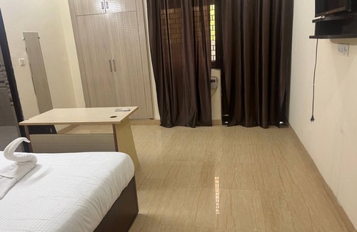 Sector 70 Hotel | Cleo Elegance Rooms & Banquet