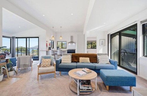 Eaglehawk Neck House | Coastal 2BR Escape, Steps to Beach, Dining and Bar
