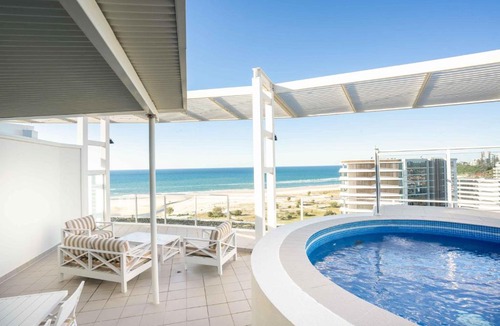 Coolangatta Apartment | Coastal Penthouse 3BR Luxe Living Over Kirra Beach