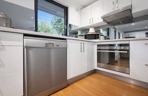 Cronulla Apartment | Coastal Stay | 500m to Beach & Cronulla Centre