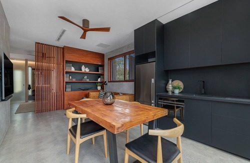 Mudgeeraba House | Coastal Urban Retreat 7 bed, 25m pool, pet