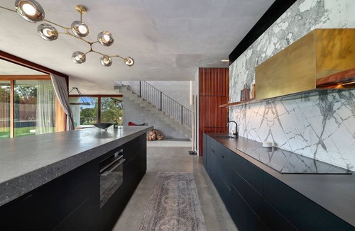 Mudgeeraba House | Coastal Urban Retreat 7 bed, 25m pool, pet