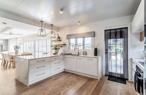 Broadbeach Waters House | Coastal Waterfront Broadbeach Waters