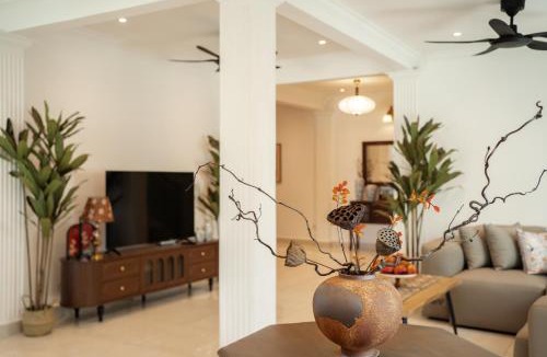 Tanjung Bungah Villa | Coconut Bay beach Villa seaview karaoke 20pax