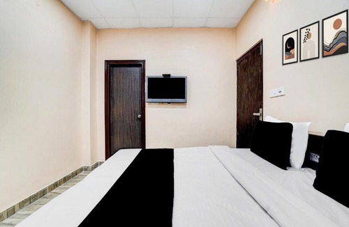 Jalandhar Hotel | Collection O by OYO Burlton Park Jalandhar Formerly Hotel R1 Inn