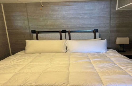 Lake Ozark Resort | Comfortable Cove-Side Getaway with 2 Bedrooms and 1 Bath
