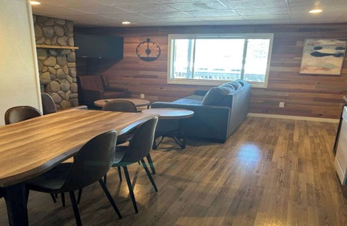 Lake Ozark Resort | Comfortable Cove-Side Getaway with 2 Bedrooms and 1 Bath