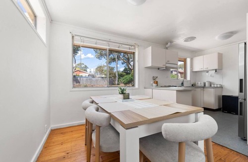 Page House | Comfortable Home for 6 | Long & Short Stays
