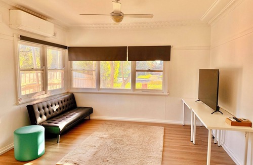 Kooringal House | Comfortable, Modern and Private Spacious Room Near Lake Albert - Pet Friendly