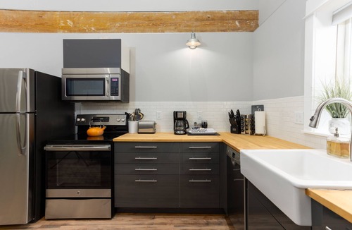River West Cottage | Contemporary Chic │West Side │Walk Everywhere │Hot Tub │One Block to River