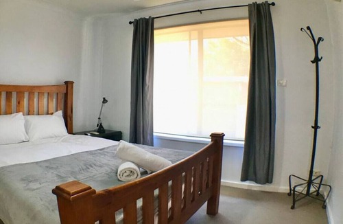 Liverpool Condo | Convenient Spacious 4-bedrooms with Free parking