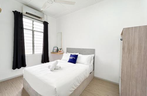 Sungai Buloh House | Corner Lot 12 Damansara Damai 14 pax by Manhattan Group