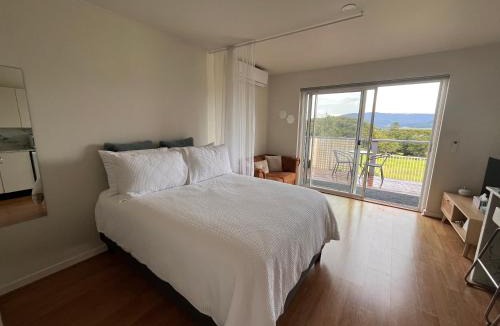 Gerroa House | Cosy Studio with valley views
