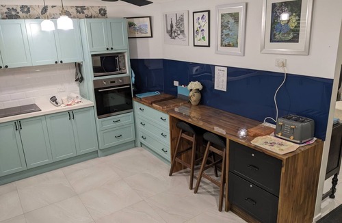 Diamond Beach Cottage | Cottage by the Sea! 400M to the Beach, Lupo’s Pizza & Restaurant Bella Bronte.